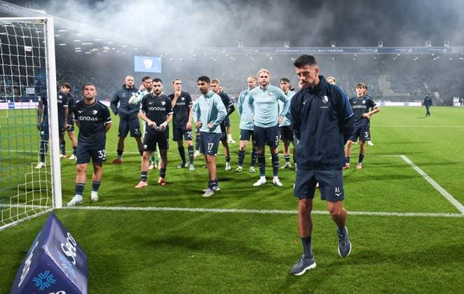 Bochums Spieler nach der Niederlage bei ihren verärgerten Fans, vorne rechts Co Trainer Anthony Losilla (VfL Bochum) 27.09.2025, Fussball 2. Bundesliga, Saison 2025 2026, 7. Spieltag, VfL Bochum - Fortuna Düsseldorf 0:1 DFL regulations prohibit any use of photographs as image sequences and or quasi-video Bochum Vonovia Ruhrstadion Nordrhein Westfalen Deutschland