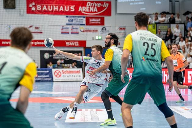 2. Handball Bundesliga; TV Hüttenberg - VfL Eintracht Hagen, 27.09.25 Torsten Anselm (TV Hüttenberg, 25), Pouya Norouzi (VfL Eintracht Hagen, 7), Philip Jungemann (VfL Eintracht Hagen, 25) 2. Handball Bundesliga; TV Hüttenberg - VfL Eintracht Hagen: Hüttenberg, 27.09.25 Copyright: xBEAUTIFULxSPORTS Roeczeyx