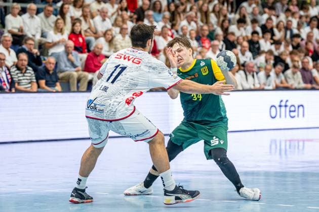2. Handball Bundesliga; TV Hüttenberg - VfL Eintracht Hagen, 27.09.25 Linus Kutz (VfL Eintracht Hagen, 34), Lasse Ohl (TV Hüttenberg, 11) 2. Handball Bundesliga; TV Hüttenberg - VfL Eintracht Hagen: Hüttenberg, 27.09.25 Copyright: xBEAUTIFULxSPORTS Roeczeyx