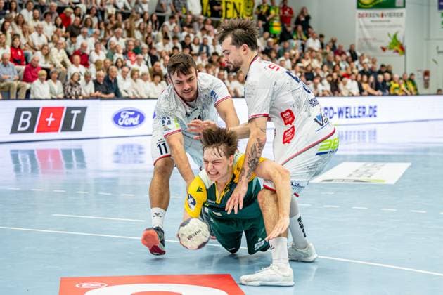2. Handball Bundesliga; TV Hüttenberg - VfL Eintracht Hagen, 27.09.25 Linus Kutz (VfL Eintracht Hagen, 34), Lasse Ohl (TV Hüttenberg, 11), Hendrik Schreiber (TV Hüttenberg, 51) 2. Handball Bundesliga; TV Hüttenberg - VfL Eintracht Hagen: Hüttenberg, 27.09.25 Copyright: xBEAUTIFULxSPORTS Roeczeyx