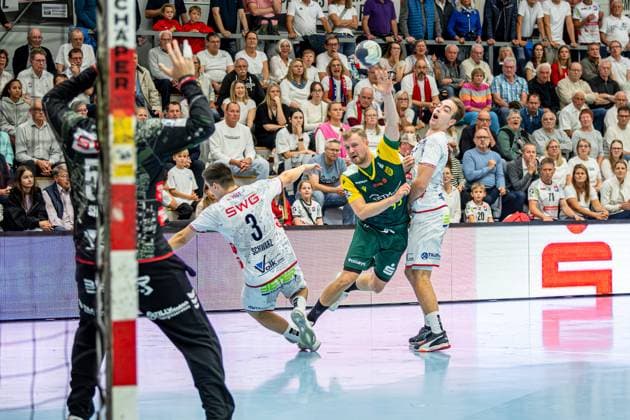 2. Handball Bundesliga; TV Hüttenberg - VfL Eintracht Hagen, 27.09.25 Jan von Boenigk (VfL Eintracht Hagen, 95), Philipp Schwarz (TV Hüttenberg, 3), Paul Ohl (TV Hüttenberg, 10), Yahav Shamir (TV Hüttenberg, 55) 2. Handball Bundesliga; TV Hüttenberg - VfL Eintracht Hagen: Hüttenberg, 27.09.25 Copyright: xBEAUTIFULxSPORTS Roeczeyx