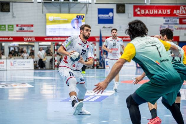 2. Handball Bundesliga; TV Hüttenberg - VfL Eintracht Hagen, 27.09.25 Leif Haack (TV Hüttenberg, 20), Pouya Norouzi (VfL Eintracht Hagen, 7), 2. Handball Bundesliga; TV Hüttenberg - VfL Eintracht Hagen: Hüttenberg, 27.09.25 Copyright: xBEAUTIFULxSPORTS Roeczeyx