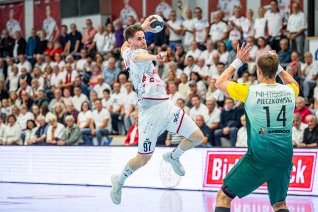 2. Handball Bundesliga; TV Hüttenberg - VfL Eintracht Hagen, 27.09.25 David Kuntscher (TV Hüttenberg, 97), Niclas Pieczkowski (VfL Eintracht Hagen, 14) 2. Handball Bundesliga; TV Hüttenberg - VfL Eintracht Hagen: Hüttenberg, 27.09.25 Copyright: xBEAUTIFULxSPORTS Roeczeyx