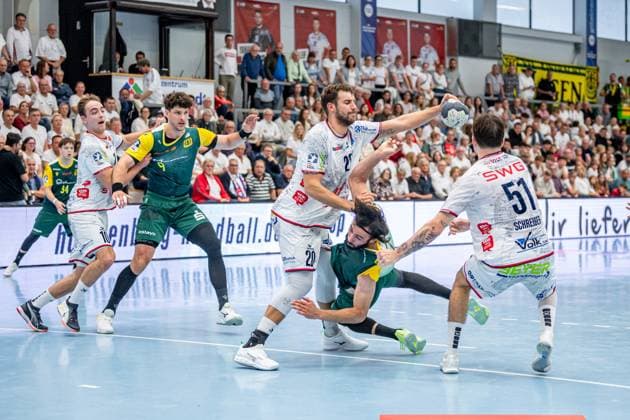2. Handball Bundesliga; TV Hüttenberg - VfL Eintracht Hagen, 27.09.25 Pouya Norouzi (VfL Eintracht Hagen, 7), Luca Richter (VfL Eintracht Hagen, 77), Tilman Pröhl (VfL Eintracht Hagen, 9), Paul Ohl (TV Hüttenberg, 10), Leif Haack (TV Hüttenberg, 20), Hendrik Schreiber (TV Hüttenberg, 51) 2. Handball Bundesliga; TV Hüttenberg - VfL Eintracht Hagen: Hüttenberg, 27.09.25 Copyright: xBEAUTIFULxSPORTS Roeczeyx