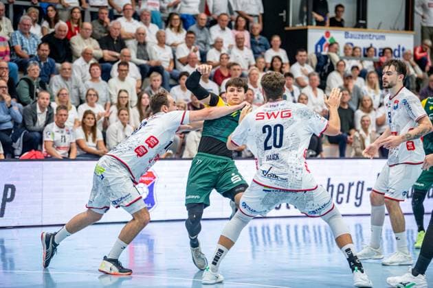 2. Handball Bundesliga; TV Hüttenberg - VfL Eintracht Hagen, 27.09.25 Luca Richter (VfL Eintracht Hagen, 77), Paul Ohl (TV Hüttenberg, 10), Leif Haack (TV Hüttenberg, 20), Hendrik Schreiber (TV Hüttenberg, 51) 2. Handball Bundesliga; TV Hüttenberg - VfL Eintracht Hagen: Hüttenberg, 27.09.25 Copyright: xBEAUTIFULxSPORTS Roeczeyx