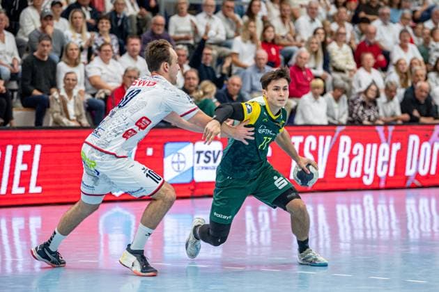 2. Handball Bundesliga; TV Hüttenberg - VfL Eintracht Hagen, 27.09.25 Luca Richter (VfL Eintracht Hagen, 77), Paul Ohl (TV Hüttenberg, 10) 2. Handball Bundesliga; TV Hüttenberg - VfL Eintracht Hagen: Hüttenberg, 27.09.25 Copyright: xBEAUTIFULxSPORTS Roeczeyx