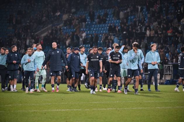Bochums Spieler gehen nach der Niederlage zu ihren verärgerten Fans 27.09.2025, Fussball 2. Bundesliga, Saison 2025 2026, 7. Spieltag, VfL Bochum - Fortuna Düsseldorf 0:1 DFL regulations prohibit any use of photographs as image sequences and or quasi-video Bochum Vonovia Ruhrstadion Nordrhein Westfalen Deutschland