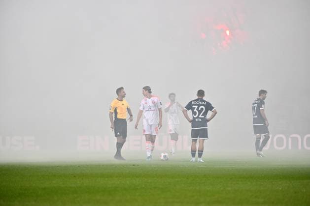 Pyrotechnik im Düsseldorfer Fanblock sorgen für eine Verzögerung des Anpfiffs, links Schiedsrichter Daniel Schlager 27.09.2025, Fussball 2. Bundesliga, Saison 2025 2026, 7. Spieltag, VfL Bochum - Fortuna Düsseldorf 0:1 DFL regulations prohibit any use of photographs as image sequences and or quasi-video Bochum Vonovia Ruhrstadion Nordrhein Westfalen Deutschland
