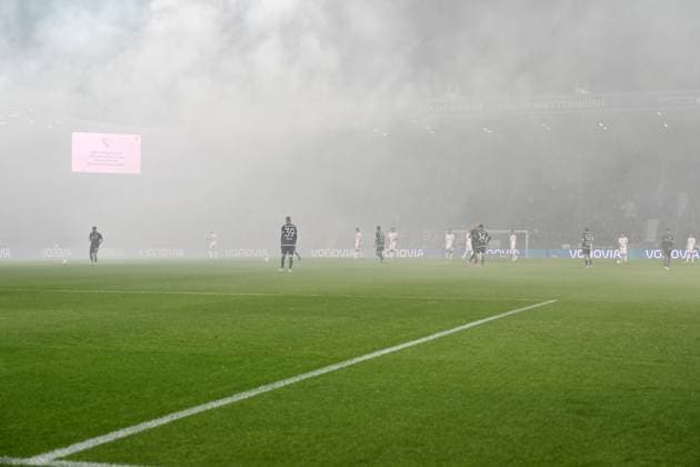 Pyrotechnik im Düsseldorfer Fanblock sorgen für eine Verzögerung des Anpfiffs 27.09.2025, Fussball 2. Bundesliga, Saison 2025 2026, 7. Spieltag, VfL Bochum - Fortuna Düsseldorf 0:1 DFL regulations prohibit any use of photographs as image sequences and or quasi-video Bochum Vonovia Ruhrstadion Nordrhein Westfalen Deutschland