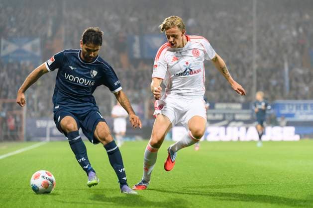 Gerrit Holtmann (VfL Bochum) und Jesper Daland (Fortuna Duesseldorf) im Kampf um den Ball waehrend des spiels der 2. Bundesliga zwischen VfL Bochum und Fortuna Duesseldorf, Vonovia Ruhrstadion am 27. September 2025 in Bochum, Deutschland. (Foto von Max Maiwald DeFodi Images) +++ Gerrit Holtmann (VfL Bochum) und Jesper Daland (Fortuna Duesseldorf) battle for the ball during the 2. Bundesliga match between VfL Bochum and Fortuna Duesseldorf at Vonovia Ruhrstadion on September 27, 2025 in Bochum, Germany. (Photo by Max Maiwald DeFodi Images) DFB DFL REGULATIONS PROHIBIT ANY USE OF PHOTOGRAPHS AS IMAGE SEQUENCES AND OR QUASI-VIDEO. (Photo by Max Maiwald DeFodi Images) Gerrit Holtmann VfL Bochum and Jesper Daland Fortuna Duesseldorf battle for the ball during the 2 Bundesliga match between VfL Bochum and Fortuna Duesseldorf, Vonovia Ruhrstadion on September 27, 2025 in Bochum, Germany, Germany Photo by Max Maiwald DeFodi Images Gerrit Holtmann VfL Bochum and Jesper Daland Fortuna Duesseldorf battle for the ball during the 2 Bundesliga match between VfL Bochum and Fortuna Duesseldorf at Vonovia Ruhrstadion on September 27, 2025 in Bochum, Germany Photo by Max Maiwald DeFodi Images DFB DFL REGULATIONS PROHIBIT ANY USE OF PHOTOGRAPHS AS IMAGE SEQUENCES AND OR QUASI VIDEO Photo by Max Maiwald DeFodi Images