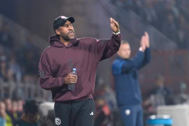 Trainer Daniel Thioune (Fortuna Duesseldorf) gestikuliert waehrend des spiels der 2. Bundesliga zwischen VfL Bochum und Fortuna Duesseldorf, Vonovia Ruhrstadion am 27. September 2025 in Bochum, Deutschland. (Foto von Max Maiwald DeFodi Images) +++ Trainer Daniel Thioune (Fortuna Duesseldorf) gestures during the 2. Bundesliga match between VfL Bochum and Fortuna Duesseldorf at Vonovia Ruhrstadion on September 27, 2025 in Bochum, Germany. (Photo by Max Maiwald DeFodi Images) DFB DFL REGULATIONS PROHIBIT ANY USE OF PHOTOGRAPHS AS IMAGE SEQUENCES AND OR QUASI-VIDEO. (Photo by Max Maiwald DeFodi Images) Coach Daniel Thioune Fortuna Duesseldorf gestures during the 2 Bundesliga match between VfL Bochum and Fortuna Duesseldorf, Vonovia Ruhrstadion on September 27, 2025 in Bochum, Germany Photo by Max Maiwald DeFodi Images Trainer Daniel Thioune Fortuna Duesseldorf gestures during the 2 Bundesliga match between VfL Bochum and Fortuna Duesseldorf at Vonovia Ruhrstadion on September 27, 2025 in Bochum, Germany Photo by Max Maiwald DeFodi Images DFB DFL REGULATIONS PROHIBIT ANY USE OF PHOTOGRAPHS AS IMAGE SEQUENCES AND OR QUASI VIDEO Photo by Max Maiwald DeFodi Images