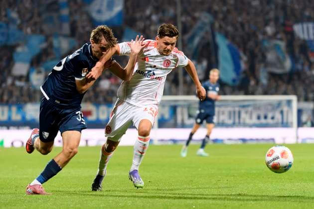 Kacper Koscierski (VfL Bochum) und Florent Muslija (Fortuna Duesseldorf) im Kampf um den Ball waehrend des spiels der 2. Bundesliga zwischen VfL Bochum und Fortuna Duesseldorf, Vonovia Ruhrstadion am 27. September 2025 in Bochum, Deutschland. (Foto von Max Maiwald DeFodi Images) +++ Kacper Koscierski (VfL Bochum) und Florent Muslija (Fortuna Duesseldorf) battle for the ball during the 2. Bundesliga match between VfL Bochum and Fortuna Duesseldorf at Vonovia Ruhrstadion on September 27, 2025 in Bochum, Germany. (Photo by Max Maiwald DeFodi Images) DFB DFL REGULATIONS PROHIBIT ANY USE OF PHOTOGRAPHS AS IMAGE SEQUENCES AND OR QUASI-VIDEO. (Photo by Max Maiwald DeFodi Images) Kacper Koscierski VfL Bochum and Florent Muslija Fortuna Duesseldorf battle for the ball during the 2 Bundesliga match between VfL Bochum and Fortuna Duesseldorf, Vonovia Ruhrstadion on September 27, 2025 in Bochum, Germany, Germany Photo by Max Maiwald DeFodi Images Kacper Koscierski VfL Bochum and Florent Muslija Fortuna Duesseldorf battle for the ball during the 2 Bundesliga match between VfL Bochum and Fortuna Duesseldorf at Vonovia Ruhrstadion on September 27, 2025 in Bochum, Germany Photo by Max Maiwald DeFodi Images DFB DFL REGULATIONS PROHIBIT ANY USE OF PHOTOGRAPHS AS IMAGE SEQUENCES AND OR QUASI VIDEO Photo by Max Maiwald DeFodi Images