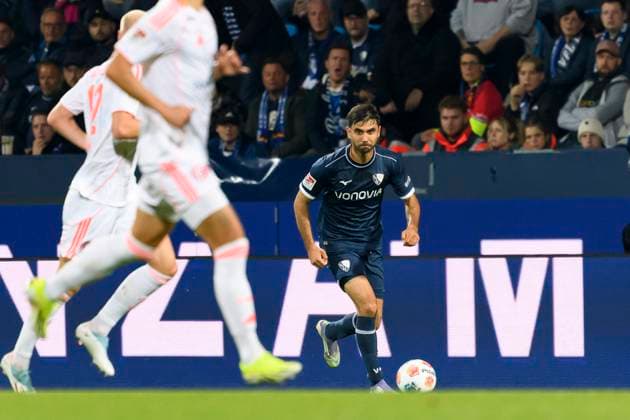 Gerrit Holtmann (VfL Bochum) kontrolliert den Ball waehrend des spiels der 2. Bundesliga zwischen VfL Bochum und Fortuna Duesseldorf, Vonovia Ruhrstadion am 27. September 2025 in Bochum, Deutschland. (Foto von Max Maiwald DeFodi Images) +++ Gerrit Holtmann (VfL Bochum) controls the ball during the 2. Bundesliga match between VfL Bochum and Fortuna Duesseldorf at Vonovia Ruhrstadion on September 27, 2025 in Bochum, Germany. (Photo by Max Maiwald DeFodi Images) DFB DFL REGULATIONS PROHIBIT ANY USE OF PHOTOGRAPHS AS IMAGE SEQUENCES AND OR QUASI-VIDEO. (Photo by Max Maiwald DeFodi Images) Gerrit Holtmann VfL Bochum controls the ball during the 2 Bundesliga match between VfL Bochum and Fortuna Duesseldorf, Vonovia Ruhrstadion on September 27, 2025 in Bochum, Germany Photo by Max Maiwald DeFodi Images Gerrit Holtmann VfL Bochum controls the ball during the 2 Bundesliga match between VfL Bochum and Fortuna Duesseldorf at Vonovia Ruhrstadion on September 27, 2025 in Bochum, Germany Photo by Max Maiwald DeFodi Images DFB DFL REGULATIONS PROHIBIT ANY USE OF PHOTOGRAPHS AS IMAGE SEQUENCES AND OR QUASI VIDEO Photo by Max Maiwald DeFodi Images
