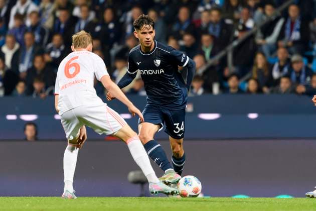 Cajetan Lenz (VfL Bochum) unnd Tim Breithaupt (Fortuna Duesseldorf) im Kampf um den Ball waehrend des spiels der 2. Bundesliga zwischen VfL Bochum und Fortuna Duesseldorf, Vonovia Ruhrstadion am 27. September 2025 in Bochum, Deutschland. (Foto von Max Maiwald DeFodi Images) +++ Cajetan Lenz (VfL Bochum) unnd Tim Breithaupt (Fortuna Duesseldorf) battle for the ball during the 2. Bundesliga match between VfL Bochum and Fortuna Duesseldorf at Vonovia Ruhrstadion on September 27, 2025 in Bochum, Germany. (Photo by Max Maiwald DeFodi Images) DFB DFL REGULATIONS PROHIBIT ANY USE OF PHOTOGRAPHS AS IMAGE SEQUENCES AND OR QUASI-VIDEO. (Photo by Max Maiwald DeFodi Images) Cajetan Lenz VfL Bochum and Tim Breithaupt Fortuna Duesseldorf battle for the ball during the 2 Bundesliga match between VfL Bochum and Fortuna Duesseldorf, Vonovia Ruhrstadion on September 27, 2025 in Bochum, Germany, Germany Photo by Max Maiwald DeFodi Images Cajetan Lenz VfL Bochum unnd Tim Breithaupt Fortuna Duesseldorf battle for the ball during the 2 Bundesliga match between VfL Bochum and Fortuna Duesseldorf at Vonovia Ruhrstadion on September 27, 2025 in Bochum, Germany Photo by Max Maiwald DeFodi Images DFB DFL REGULATIONS PROHIBIT ANY USE OF PHOTOGRAPHS AS IMAGE SEQUENCES AND OR QUASI VIDEO Photo by Max Maiwald DeFodi Images