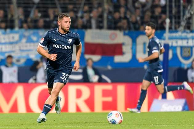 Maximilian Wittek (VfL Bochum) kontrolliert den Ball waehrend des spiels der 2. Bundesliga zwischen VfL Bochum und Fortuna Duesseldorf, Vonovia Ruhrstadion am 27. September 2025 in Bochum, Deutschland. (Foto von Max Maiwald DeFodi Images) +++ Maximilian Wittek (VfL Bochum) controls the ball during the 2. Bundesliga match between VfL Bochum and Fortuna Duesseldorf at Vonovia Ruhrstadion on September 27, 2025 in Bochum, Germany. (Photo by Max Maiwald DeFodi Images) DFB DFL REGULATIONS PROHIBIT ANY USE OF PHOTOGRAPHS AS IMAGE SEQUENCES AND OR QUASI-VIDEO. (Photo by Max Maiwald DeFodi Images) Maximilian Wittek VfL Bochum controls the ball during the 2 Bundesliga match between VfL Bochum and Fortuna Duesseldorf, Vonovia Ruhrstadion on September 27, 2025 in Bochum, Germany Photo by Max Maiwald DeFodi Images Maximilian Wittek VfL Bochum controls the ball during the 2 Bundesliga match between VfL Bochum and Fortuna Duesseldorf at Vonovia Ruhrstadion on September 27, 2025 in Bochum, Germany Photo by Max Maiwald DeFodi Images DFB DFL REGULATIONS PROHIBIT ANY USE OF PHOTOGRAPHS AS IMAGE SEQUENCES AND OR QUASI VIDEO Photo by Max Maiwald DeFodi Images