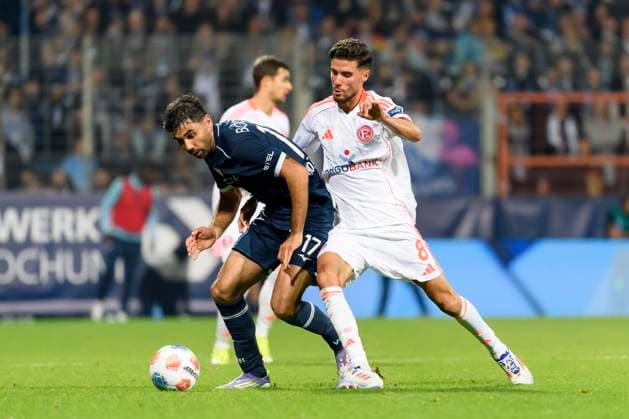 Gerrit Holtmann (VfL Bochum) und Anouar El Azzouzi (Fortuna Duesseldorf) im Kampf um den Ball waehrend des spiels der 2. Bundesliga zwischen VfL Bochum und Fortuna Duesseldorf, Vonovia Ruhrstadion am 27. September 2025 in Bochum, Deutschland. (Foto von Max Maiwald DeFodi Images) +++ Gerrit Holtmann (VfL Bochum) und Anouar El Azzouzi (Fortuna Duesseldorf) battle for the ball during the 2. Bundesliga match between VfL Bochum and Fortuna Duesseldorf at Vonovia Ruhrstadion on September 27, 2025 in Bochum, Germany. (Photo by Max Maiwald DeFodi Images) DFB DFL REGULATIONS PROHIBIT ANY USE OF PHOTOGRAPHS AS IMAGE SEQUENCES AND OR QUASI-VIDEO. (Photo by Max Maiwald DeFodi Images) Gerrit Holtmann VfL Bochum and Anouar El Azzouzi Fortuna Duesseldorf battle for the ball during the 2 Bundesliga match between VfL Bochum and Fortuna Duesseldorf, Vonovia Ruhrstadion on September 27, 2025 in Bochum, Germany, Germany Photo by Max Maiwald DeFodi Images Gerrit Holtmann VfL Bochum and Anouar El Azzouzi Fortuna Duesseldorf battle for the ball during the 2 Bundesliga match between VfL Bochum and Fortuna Duesseldorf at Vonovia Ruhrstadion on September 27, 2025 in Bochum, Germany Photo by Max Maiwald DeFodi Images DFB DFL REGULATIONS PROHIBIT ANY USE OF PHOTOGRAPHS AS IMAGE SEQUENCES AND OR QUASI VIDEO Photo by Max Maiwald DeFodi Images
