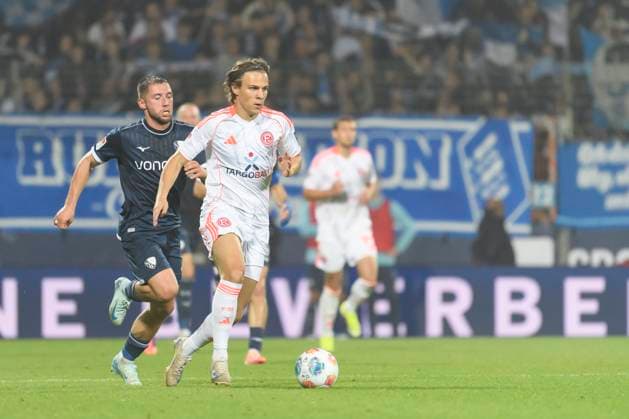 Maximilian Wittek (VfL Bochum) und Julian Hettwer (Fortuna Duesseldorf) im Kampf um den Ball waehrend des spiels der 2. Bundesliga zwischen VfL Bochum und Fortuna Duesseldorf, Vonovia Ruhrstadion am 27. September 2025 in Bochum, Deutschland. (Foto von Max Maiwald DeFodi Images) +++ Maximilian Wittek (VfL Bochum) und Julian Hettwer (Fortuna Duesseldorf) battle for the ball during the 2. Bundesliga match between VfL Bochum and Fortuna Duesseldorf at Vonovia Ruhrstadion on September 27, 2025 in Bochum, Germany. (Photo by Max Maiwald DeFodi Images) DFB DFL REGULATIONS PROHIBIT ANY USE OF PHOTOGRAPHS AS IMAGE SEQUENCES AND OR QUASI-VIDEO. (Photo by Max Maiwald DeFodi Images) Maximilian Wittek VfL Bochum and Julian Hettwer Fortuna Duesseldorf battle for the ball during the 2 Bundesliga match between VfL Bochum and Fortuna Duesseldorf, Vonovia Ruhrstadion on September 27, 2025 in Bochum, Germany, Germany Photo by Max Maiwald DeFodi Images Maximilian Wittek VfL Bochum and Julian Hettwer Fortuna Duesseldorf battle for the ball during the 2 Bundesliga match between VfL Bochum and Fortuna Duesseldorf at Vonovia Ruhrstadion on September 27, 2025 in Bochum, Germany Photo by Max Maiwald DeFodi Images DFB DFL REGULATIONS PROHIBIT ANY USE OF PHOTOGRAPHS AS IMAGE SEQUENCES AND OR QUASI VIDEO Photo by Max Maiwald DeFodi Images