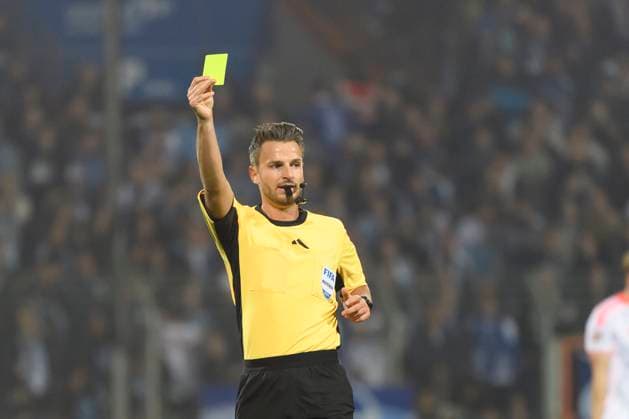 Schiedsrichter Daniel Schlager zeigt die gelbe karte waehrend des spiels der 2. Bundesliga zwischen VfL Bochum und Fortuna Duesseldorf, Vonovia Ruhrstadion am 27. September 2025 in Bochum, Deutschland. (Foto von Max Maiwald DeFodi Images) +++ Schiedsrichter Daniel Schlager show the yellow card during the 2. Bundesliga match between VfL Bochum and Fortuna Duesseldorf at Vonovia Ruhrstadion on September 27, 2025 in Bochum, Germany. (Photo by Max Maiwald DeFodi Images) DFB DFL REGULATIONS PROHIBIT ANY USE OF PHOTOGRAPHS AS IMAGE SEQUENCES AND OR QUASI-VIDEO. (Photo by Max Maiwald DeFodi Images) Referee Daniel Schlager shows the yellow card during the 2 Bundesliga match between VfL Bochum and Fortuna Duesseldorf, Vonovia Ruhrstadion on September 27, 2025 in Bochum, Germany Photo by Max Maiwald DeFodi Images Referee Daniel Schlager show the yellow card during the 2 Bundesliga match between VfL Bochum and Fortuna Duesseldorf at Vonovia Ruhrstadion on September 27, 2025 in Bochum, Germany Photo by Max Maiwald DeFodi Images DFB DFL REGULATIONS PROHIBIT ANY USE OF PHOTOGRAPHS AS IMAGE SEQUENCES AND OR QUASI VIDEO Photo by Max Maiwald DeFodi Images