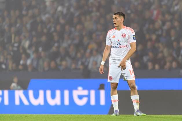 Sotiris Alexandropoulos (Fortuna Duesseldorf) schaut waehrend des spiels der 2. Bundesliga zwischen VfL Bochum und Fortuna Duesseldorf, Vonovia Ruhrstadion am 27. September 2025 in Bochum, Deutschland. (Foto von Max Maiwald DeFodi Images) +++ Sotiris Alexandropoulos (Fortuna Duesseldorf) looks on during the 2. Bundesliga match between VfL Bochum and Fortuna Duesseldorf at Vonovia Ruhrstadion on September 27, 2025 in Bochum, Germany. (Photo by Max Maiwald DeFodi Images) DFB DFL REGULATIONS PROHIBIT ANY USE OF PHOTOGRAPHS AS IMAGE SEQUENCES AND OR QUASI-VIDEO. (Photo by Max Maiwald DeFodi Images) Sotiris Alexandropoulos Fortuna Duesseldorf looks on during the 2 Bundesliga match between VfL Bochum and Fortuna Duesseldorf, Vonovia Ruhrstadion on September 27, 2025 in Bochum, Germany Photo by Max Maiwald DeFodi Images Sotiris Alexandropoulos Fortuna Duesseldorf looks on during the 2 Bundesliga match between VfL Bochum and Fortuna Duesseldorf at Vonovia Ruhrstadion on September 27, 2025 in Bochum, Germany Photo by Max Maiwald DeFodi Images DFB DFL REGULATIONS PROHIBIT ANY USE OF PHOTOGRAPHS AS IMAGE SEQUENCES AND OR QUASI VIDEO Photo by Max Maiwald DeFodi Images