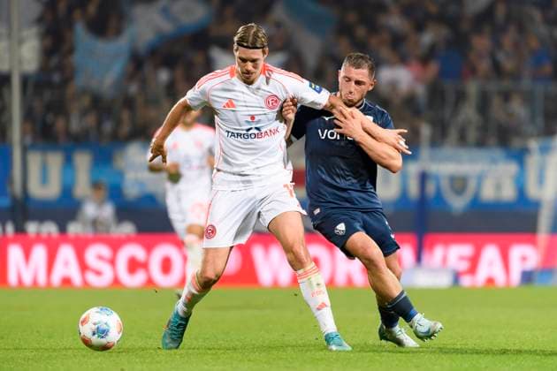 Cedric Itten (Fortuna Duesseldorf) und Maximilian Wittek (VfL Bochum) im Kampf um den Ball waehrend des spiels der 2. Bundesliga zwischen VfL Bochum und Fortuna Duesseldorf, Vonovia Ruhrstadion am 27. September 2025 in Bochum, Deutschland. (Foto von Max Maiwald DeFodi Images) +++ Cedric Itten (Fortuna Duesseldorf) und Maximilian Wittek (VfL Bochum) battle for the ball during the 2. Bundesliga match between VfL Bochum and Fortuna Duesseldorf at Vonovia Ruhrstadion on September 27, 2025 in Bochum, Germany. (Photo by Max Maiwald DeFodi Images) DFB DFL REGULATIONS PROHIBIT ANY USE OF PHOTOGRAPHS AS IMAGE SEQUENCES AND OR QUASI-VIDEO. (Photo by Max Maiwald DeFodi Images) Cedric Itten Fortuna Duesseldorf and Maximilian Wittek VfL Bochum battle for the ball during the 2 Bundesliga match between VfL Bochum and Fortuna Duesseldorf, Vonovia Ruhrstadion on September 27, 2025 in Bochum, Germany, Germany Photo by Max Maiwald DeFodi Images Cedric Itten Fortuna Duesseldorf and Maximilian Wittek VfL Bochum battle for the ball during the 2 Bundesliga match between VfL Bochum and Fortuna Duesseldorf at Vonovia Ruhrstadion on September 27, 2025 in Bochum, Germany Photo by Max Maiwald DeFodi Images DFB DFL REGULATIONS PROHIBIT ANY USE OF PHOTOGRAPHS AS IMAGE SEQUENCES AND OR QUASI VIDEO Photo by Max Maiwald DeFodi Images