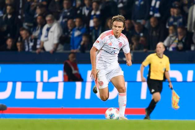 Julian Hettwer (Fortuna Duesseldorf) kontrolliert den Ball waehrend des spiels der 2. Bundesliga zwischen VfL Bochum und Fortuna Duesseldorf, Vonovia Ruhrstadion am 27. September 2025 in Bochum, Deutschland. (Foto von Max Maiwald DeFodi Images) +++ Julian Hettwer (Fortuna Duesseldorf) controls the ball during the 2. Bundesliga match between VfL Bochum and Fortuna Duesseldorf at Vonovia Ruhrstadion on September 27, 2025 in Bochum, Germany. (Photo by Max Maiwald DeFodi Images) DFB DFL REGULATIONS PROHIBIT ANY USE OF PHOTOGRAPHS AS IMAGE SEQUENCES AND OR QUASI-VIDEO. (Photo by Max Maiwald DeFodi Images) Julian Hettwer Fortuna Duesseldorf controls the ball during the 2 Bundesliga match between VfL Bochum and Fortuna Duesseldorf, Vonovia Ruhrstadion on September 27, 2025 in Bochum, Germany Photo by Max Maiwald DeFodi Images Julian Hettwer Fortuna Duesseldorf controls the ball during the 2 Bundesliga match between VfL Bochum and Fortuna Duesseldorf at Vonovia Ruhrstadion on September 27, 2025 in Bochum, Germany Photo by Max Maiwald DeFodi Images DFB DFL REGULATIONS PROHIBIT ANY USE OF PHOTOGRAPHS AS IMAGE SEQUENCES AND OR QUASI VIDEO Photo by Max Maiwald DeFodi Images