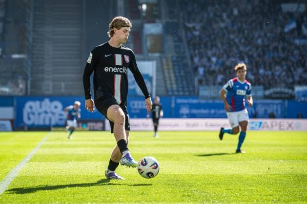 Rostock, Deutschland 27. September 2025: 3. Liga - 2025 2026 - FC Hansa Rostock vs. TSV Havelse Im Bild: John Posselt (TSV Havelse) DFB regulations prohibit any use of photographs as image sequences and or quasi-video. Copyright: xFotostandx xVoelkerx