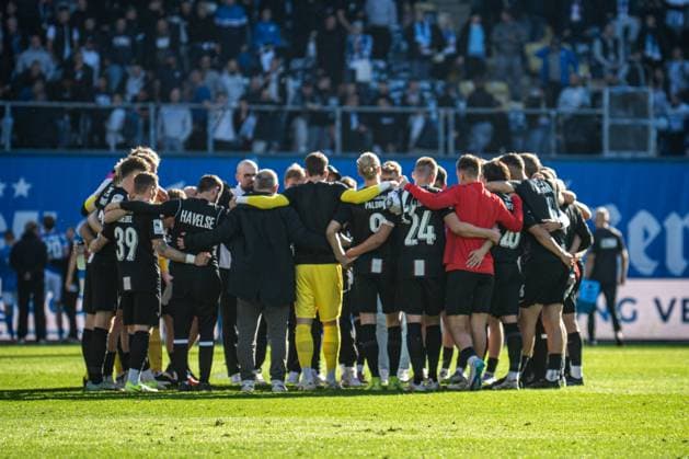 Rostock, Deutschland 27. September 2025: 3. Liga - 2025 2026 - FC Hansa Rostock vs. TSV Havelse Im Bild: Die Spieler von Havelse bilden einen Mannschaftskreis zum Schulterschluss. DFB regulations prohibit any use of photographs as image sequences and or quasi-video. Copyright: xFotostandx xVoelkerx