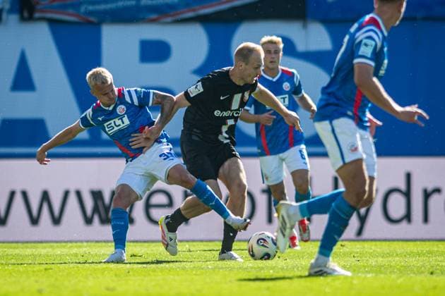 Rostock, Deutschland 27. September 2025: 3. Liga - 2025 2026 - FC Hansa Rostock vs. TSV Havelse Im Bild: v. li. im Zweikampf Viktor Bergh (Hansa Rostock) und Julius Düker Dueker (TSV Havelse) DFB regulations prohibit any use of photographs as image sequences and or quasi-video. Copyright: xFotostandx xVoelkerx
