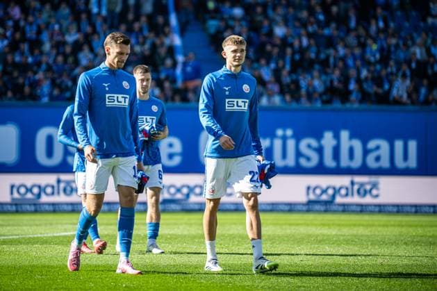 Rostock, Deutschland 27. September 2025: 3. Liga - 2025 2026 - FC Hansa Rostock vs. TSV Havelse Im Bild: v.li. Paul Stock (Hansa Rostock) und Leon Reichardt (Hansa Rostock) DFB regulations prohibit any use of photographs as image sequences and or quasi-video. Copyright: xFotostandx xVoelkerx