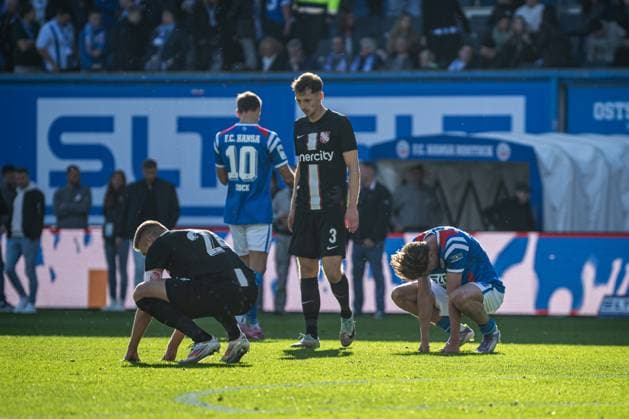 Rostock, Deutschland 27. September 2025: 3. Liga - 2025 2026 - FC Hansa Rostock vs. TSV Havelse Im Bild: Spieler beider Mannschaften nach Abpfiff K.O. am Boden. DFB regulations prohibit any use of photographs as image sequences and or quasi-video. Copyright: xFotostandx xVoelkerx
