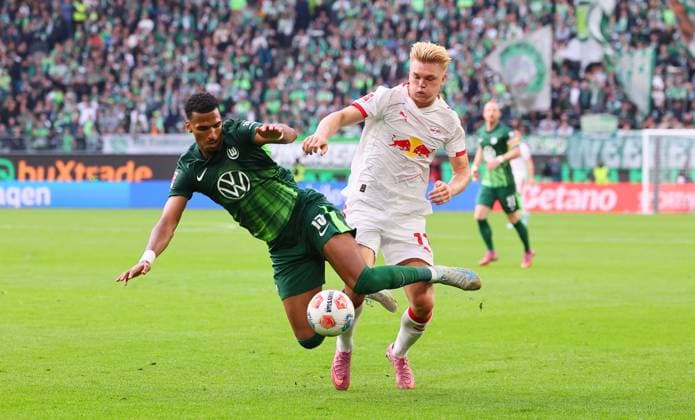 Wolfsburg - RB Leipzig Bundesliga Wolfsburg, 27.09.2025, Volkswagen Arena, Bundesliga, Spieltag 5 , VFL WOLFSBURG vs. RB LEIPZIG 0:1 (0:1) , Im Bild v.l.: Moritz Jenz (15, Wolfsburg) und Conrad Harder (11, RB Leipzig) ,