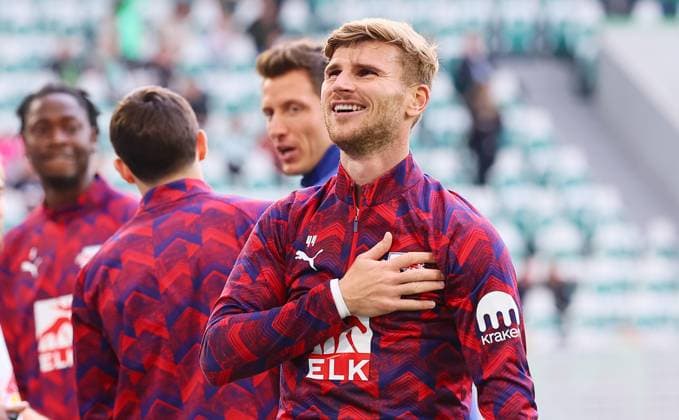 Wolfsburg - RB Leipzig Bundesliga Wolfsburg, 27.09.2025, Volkswagen Arena, Bundesliga, Spieltag 5 , VFL WOLFSBURG vs. RB LEIPZIG 0:1 (0:1) , Schlussjubel RB Leipzig. Im Bild: Timo Werner (36, RB Leipzig) wurde nach seinem Kurzeinsatz von den RB Fans gefeiert. ,