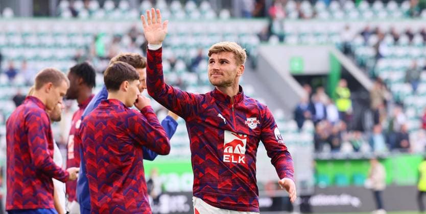 Wolfsburg - RB Leipzig Bundesliga Wolfsburg, 27.09.2025, Volkswagen Arena, Bundesliga, Spieltag 5 , VFL WOLFSBURG vs. RB LEIPZIG 0:1 (0:1) , Schlussjubel RB Leipzig. Im Bild: Timo Werner (36, RB Leipzig) wurde nach seinem Kurzeinsatz von den RB Fans gefeiert. ,