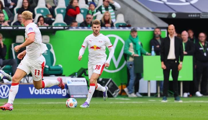 Wolfsburg - RB Leipzig Bundesliga Wolfsburg, 27.09.2025, Volkswagen Arena, Bundesliga, Spieltag 5 , VFL WOLFSBURG vs. RB LEIPZIG 0:1 (0:1) , Timo Werner (36, RB Leipzig) am Ball. Im Bild v.l.: Conrad Harder (11, RB Leipzig) und Timo Werner (36, RB Leipzig) ,