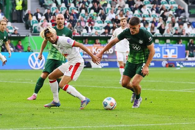 Wolfsburg - RB Leipzig Bundesliga Wolfsburg, 27.09.2025, Volkswagen Arena, Bundesliga, Spieltag 5 , VFL WOLFSBURG vs. RB LEIPZIG 0:1 (0:1) , Im Bild v.l.: Kevin Kampl (44, RB Leipzig) und Joakim Maehle (21, Wolfsburg) ,