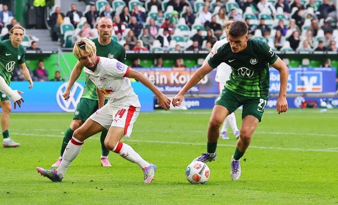 Wolfsburg - RB Leipzig Bundesliga Wolfsburg, 27.09.2025, Volkswagen Arena, Bundesliga, Spieltag 5 , VFL WOLFSBURG vs. RB LEIPZIG 0:1 (0:1) , Im Bild v.l.: Kevin Kampl (44, RB Leipzig) und Joakim Maehle (21, Wolfsburg) ,