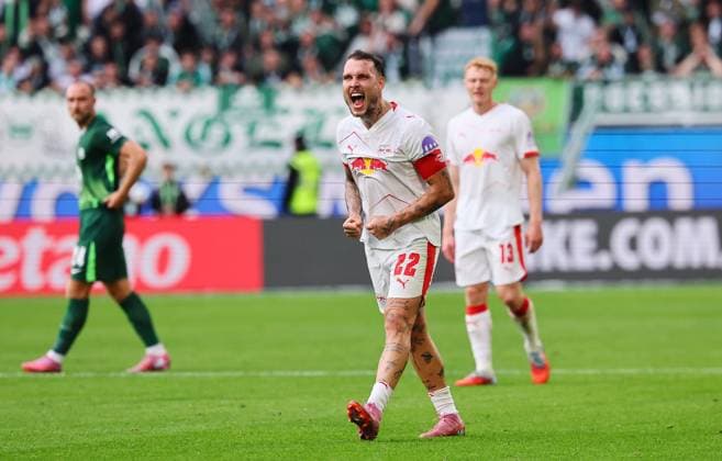 Wolfsburg - RB Leipzig Bundesliga Wolfsburg, 27.09.2025, Volkswagen Arena, Bundesliga, Spieltag 5 , VFL WOLFSBURG vs. RB LEIPZIG 0:1 (0:1) , Schlussjubel RB Leipzig. Im Bild: David Raum (22, RB Leipzig) ,