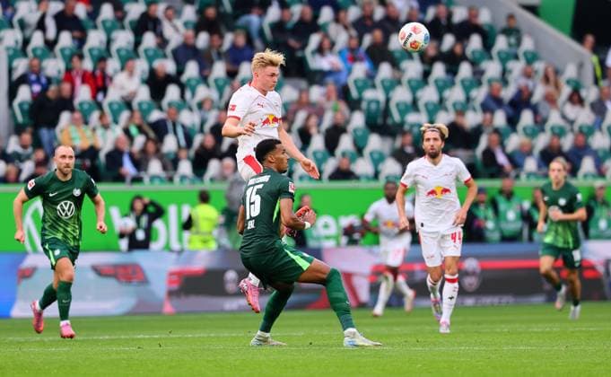 Wolfsburg - RB Leipzig Bundesliga Wolfsburg, 27.09.2025, Volkswagen Arena, Bundesliga, Spieltag 5 , VFL WOLFSBURG vs. RB LEIPZIG 0:1 (0:1) , Im Bild v.l.: Conrad Harder (11, RB Leipzig) höher als Moritz Jenz (15, Wolfsburg) ,