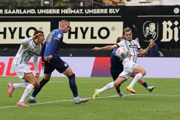 27.09.2025, Fussball, Herren, 2. Bundesliga, Saison 2025 2026, SV 07 Elversberg - Holstein Kiel, Tom Zimmerschied (SV 07 Elversberg), John Tolkin (Holstein Kiel), Younes Ebnoutalib (SV 07 Elversberg), David Zec (Holstein Kiel) Elversberg Ursapharm-Arena an der Kaiserlinde Saarland Deutschland (DEU) Copyright: xSebastianxBachx