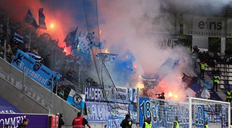 Aue, 27.09.2025, Erzgebirgsstadion, Fußball, 3.Liga, 3.Spieltag FC Erzgebirge Aue vs. TSV 1860 München 2:0 (1:0) , Im Bild; Fans von 1860 München zünden Pyrotechnik. , Nur für journalistische Zwecke. Only for editorial use! , DFB DFL regulations prohibit any use of photographs as image sequences and or quasi-video. ,