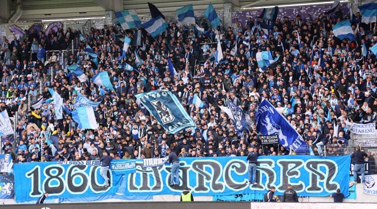 Aue, 27.09.2025, Erzgebirgsstadion, Fußball, 3.Liga, 3.Spieltag FC Erzgebirge Aue vs. TSV 1860 München 2:0 (1:0) , Im Bild; Fans von 1860 München. , Nur für journalistische Zwecke. Only for editorial use! , DFB DFL regulations prohibit any use of photographs as image sequences and or quasi-video. ,