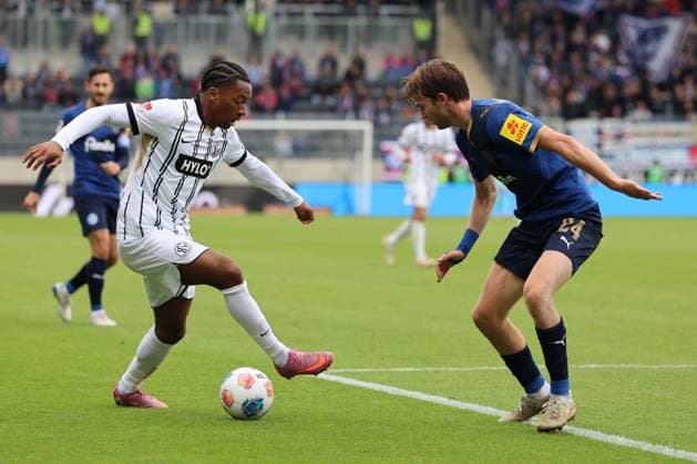 27.09.2025, Fussball, Herren, 2. Bundesliga, Saison 2025 2026, SV 07 Elversberg - Holstein Kiel, Jarzinho Malanga (SV 07 Elversberg), Magnus Knudsen (Holstein Kiel) Elversberg Ursapharm-Arena an der Kaiserlinde Saarland Deutschland (DEU) Copyright: xSebastianxBachx