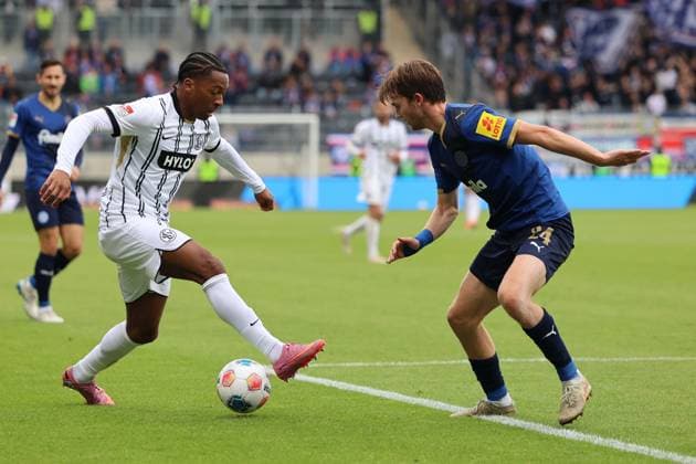 27.09.2025, Fussball, Herren, 2. Bundesliga, Saison 2025 2026, SV 07 Elversberg - Holstein Kiel, Jarzinho Malanga (SV 07 Elversberg), Magnus Knudsen (Holstein Kiel) Elversberg Ursapharm-Arena an der Kaiserlinde Saarland Deutschland (DEU) Copyright: xSebastianxBachx