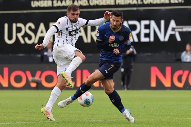 27.09.2025, Fussball, Herren, 2. Bundesliga, Saison 2025 2026, SV 07 Elversberg - Holstein Kiel, Lukasz Poreba (SV 07 Elversberg), Steven Skrzybski (Holstein Kiel) Elversberg Ursapharm-Arena an der Kaiserlinde Saarland Deutschland (DEU) Copyright: xSebastianxBachx