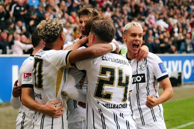 27.09.2025, Fussball, Herren, 2. Bundesliga, Saison 2025 2026, SV 07 Elversberg - Holstein Kiel, Torjubel zum 1:0, Torschütze: Otto Stange (SV 07 Elversberg) Elversberg Ursapharm-Arena an der Kaiserlinde Saarland Deutschland (DEU) Copyright: xSebastianxBachx