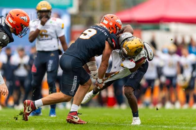Ben Rashid (9, DL, ifm Razorbacks Ravensburg) stoppt Tofunmi Lala (8, RB, Dresden Monarchs) GER, ifm Ravensburg Razorbacks vs Dresden Monarchs, American Football, GFL, Saison 2025, Playoffs, Halbfinale, 27.09.2025, GER, ifm Ravensburg Razorbacks vs Dresden Monarchs, American Football, GFL, Saison 2025, Playoffs, Halbfinale, 27.09.2025 Weingarten Copyright: xEibner-Pressefoto FlorianxWolfx EP_FWF