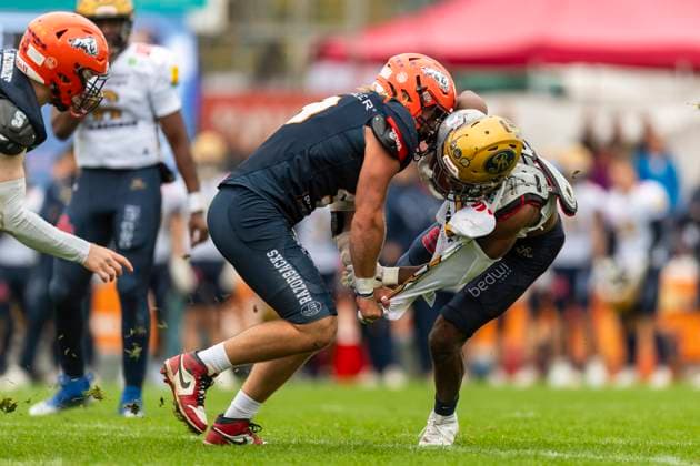 Ben Rashid (9, DL, ifm Razorbacks Ravensburg) stoppt Tofunmi Lala (8, RB, Dresden Monarchs) GER, ifm Ravensburg Razorbacks vs Dresden Monarchs, American Football, GFL, Saison 2025, Playoffs, Halbfinale, 27.09.2025, GER, ifm Ravensburg Razorbacks vs Dresden Monarchs, American Football, GFL, Saison 2025, Playoffs, Halbfinale, 27.09.2025 Weingarten Copyright: xEibner-Pressefoto FlorianxWolfx EP_FWF