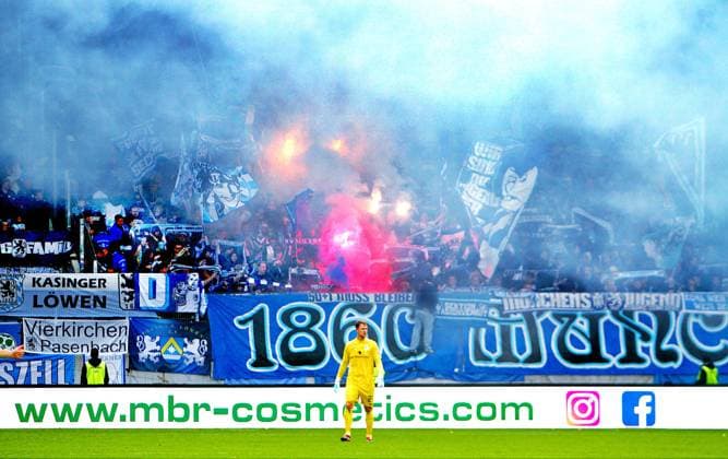 Pyrotechnik im Münchener Fanblock, vorne Torhüter Thomas Dähne (München) Fußball 3.Liga 2025 26 FC Erzgebirge Aue - TSV 1860 München 2:0 am 27.9.2025 Erzgebirge Aue - 1860 München