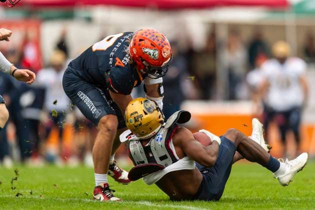 Ben Rashid (9, DL, ifm Razorbacks Ravensburg) stoppt Tofunmi Lala (8, RB, Dresden Monarchs) GER, ifm Ravensburg Razorbacks vs Dresden Monarchs, American Football, GFL, Saison 2025, Playoffs, Halbfinale, 27.09.2025, GER, ifm Ravensburg Razorbacks vs Dresden Monarchs, American Football, GFL, Saison 2025, Playoffs, Halbfinale, 27.09.2025 Weingarten Copyright: xEibner-Pressefoto FlorianxWolfx EP_FWF