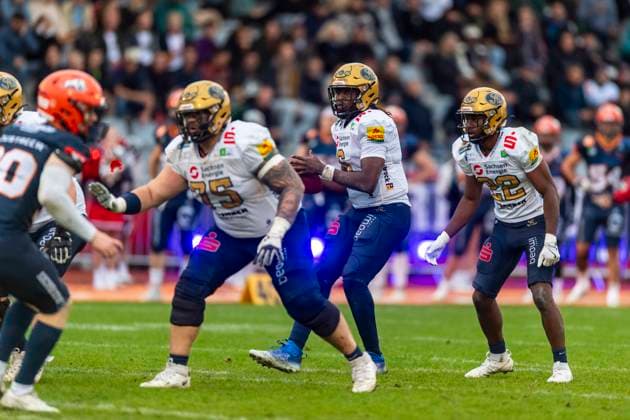 Clifton Bernard Mc Dowell II (6, QB, Dresden Monarchs) mit Simeon Oehme (22, WR, Dresden Monarchs) und Phillip Most (75, OL, Dresden Monarchs) GER, ifm Ravensburg Razorbacks vs Dresden Monarchs, American Football, GFL, Saison 2025, Playoffs, Halbfinale, 27.09.2025, GER, ifm Ravensburg Razorbacks vs Dresden Monarchs, American Football, GFL, Saison 2025, Playoffs, Halbfinale, 27.09.2025 Weingarten Copyright: xEibner-Pressefoto FlorianxWolfx EP_FWF